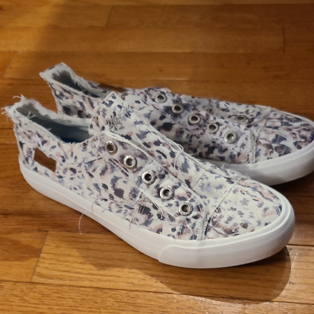 Blowfish White Slip-On Sneakers Casual Canvas new never worn